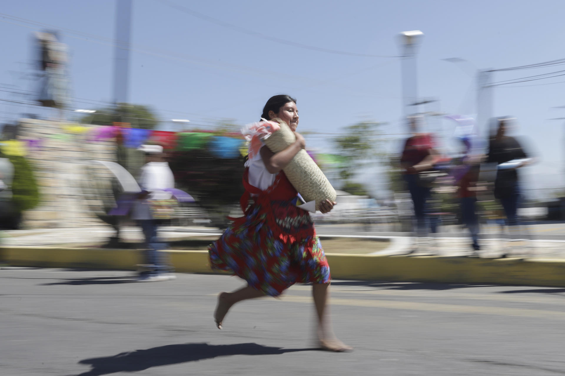 Una mujer participa con su traje tradicional en la 'Carrera de la Tortilla' este domingo, en Santa Maria Coapan, en el estado de Puebla (México). EFE/ Hilda Ríos
