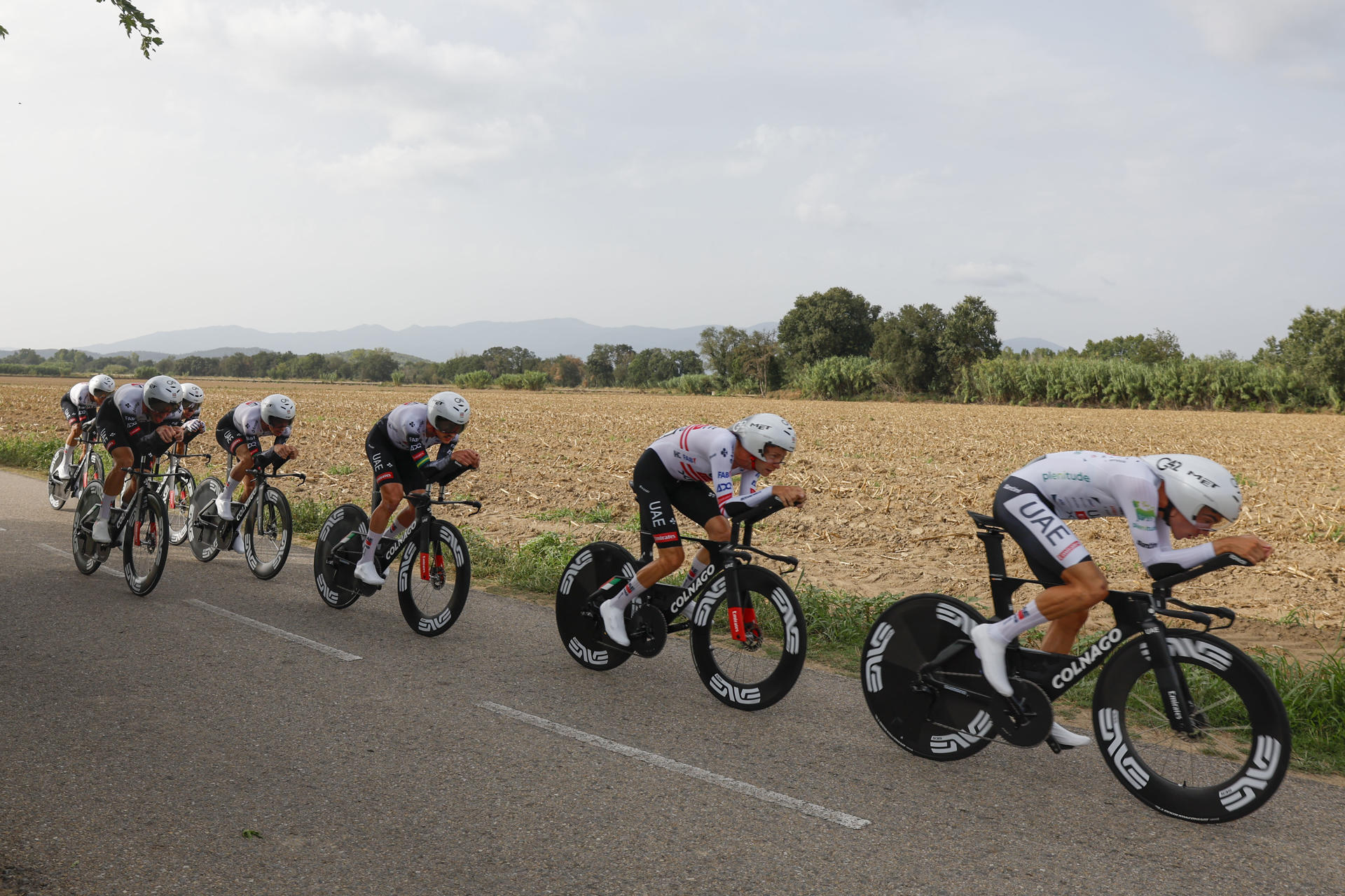 Los ciclistas del equipo UAE Emirates durante la quinta etapa de la Vuelta a España, una contrarreloj por equipos de 24,1 kilómetros con salida y llegada en Figueres. EFE/ Javier Lizón