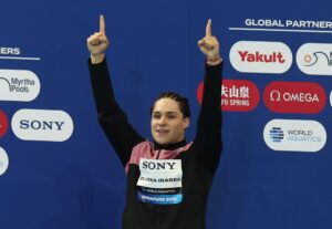 El medallista de oro Osmar Olvera Ibarra de México (C) celebra durante la ceremonia de entrega de medallas tras las finales de trampolín de 3 metros masculinos en el Campeonato Mundial de Natación Singapur 2025. EFE/EPA/FAZRY ISMAIL
", "to": "es" }