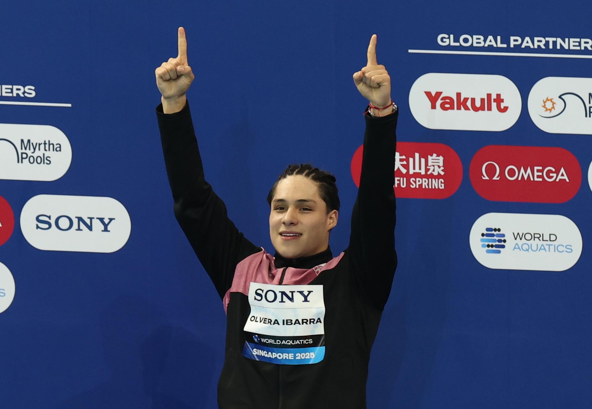 El medallista de oro Osmar Olvera Ibarra de México (C) celebra durante la ceremonia de entrega de medallas tras las finales de trampolín de 3 metros masculinos en el Campeonato Mundial de Natación Singapur 2025. EFE/EPA/FAZRY ISMAIL
", "to": "es" }
