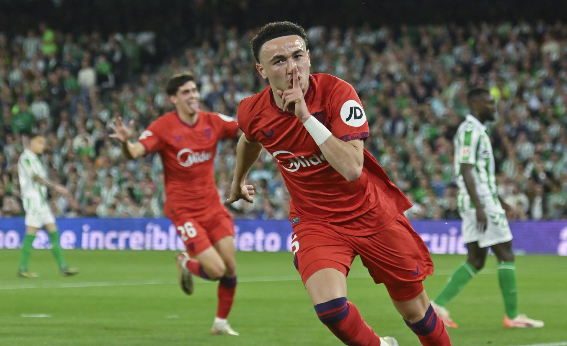 El centrocampista suizo de Sevilla Rubén Vargas celebra su gol en foto de archivo de Raúl Caro. EFE