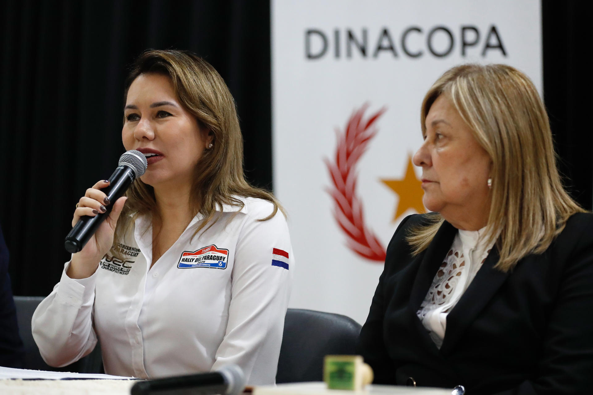 La ministra de Turismo de Paraguay Angie Duarte (i) y la directora nacional de Correos de Paraguay (Dinacopa), Nidia López, hablan en la presentación de la emisión postal conmemorativa 'Paraguay, sede del Rally Mundial 2025. EFE/ Juan Pablo Pino