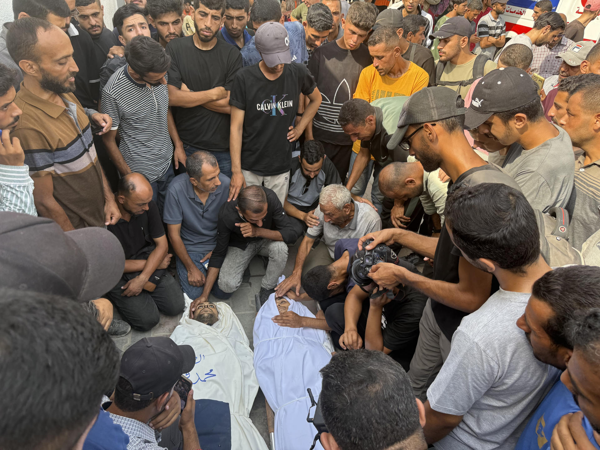 Fotografía de archivo de periodistas manifestándose en recuerdo a Hossam Shabat, periodista asesinado en marzo de 2025 en un bombardeo en el norte de Gaza. EFE/ Ahmad Awad
