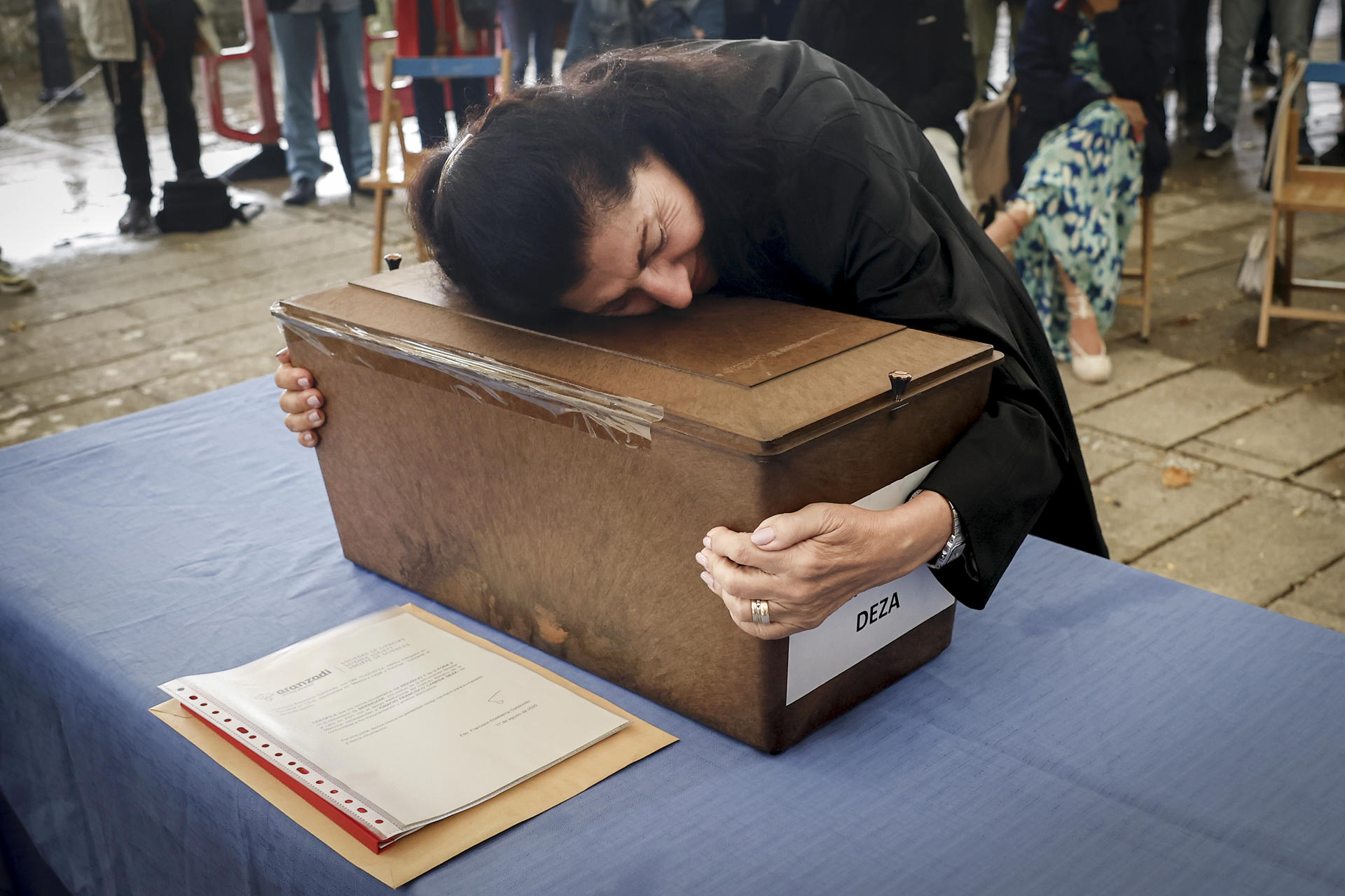El estadounidense de origen gallego Ignacio Francisco Caneda Deza, asesinado en 1936 tras un intento de fuga del penal de San Cristóbal donde estaba encarcelado como anarquista, ha recuperado hoy la "dignidad" tras casi 90 años enterrado en una tumba común y ha sido "devuelto al calor de su familia". En la imagen, Mauricia Caneda (sobrina de Ignacio Francisco Caneda) abraza los restos de su tío durante el homenaje. EFE/ Villar López