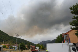 Medios luchan contra las llamas del incendio de Barniedo (León). EFE/ J. Casares