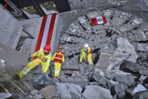 Fotografía cedida por la Agencia Andina de personas trabajando en la construcción del metro subterráneo en Lima (Perú). EFE/ Eddy Ramos/ Agencia Andina