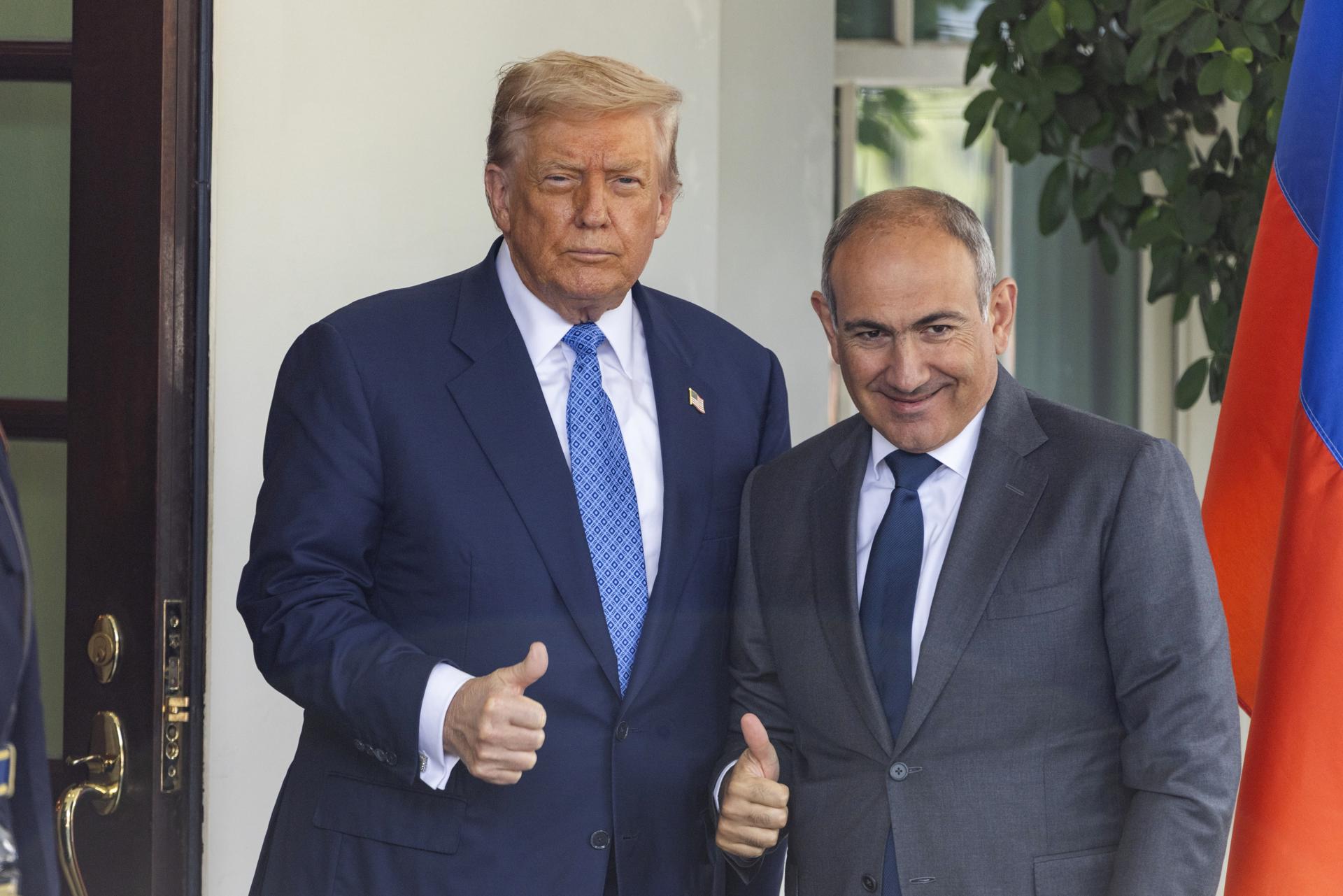 El presidente estadounidense, Donald Trump (izq.), recibe al primer ministro de Armenia, Nikol Pashinyan (der.), en la Casa Blanca. EFE/Jim Lo Scalzo
