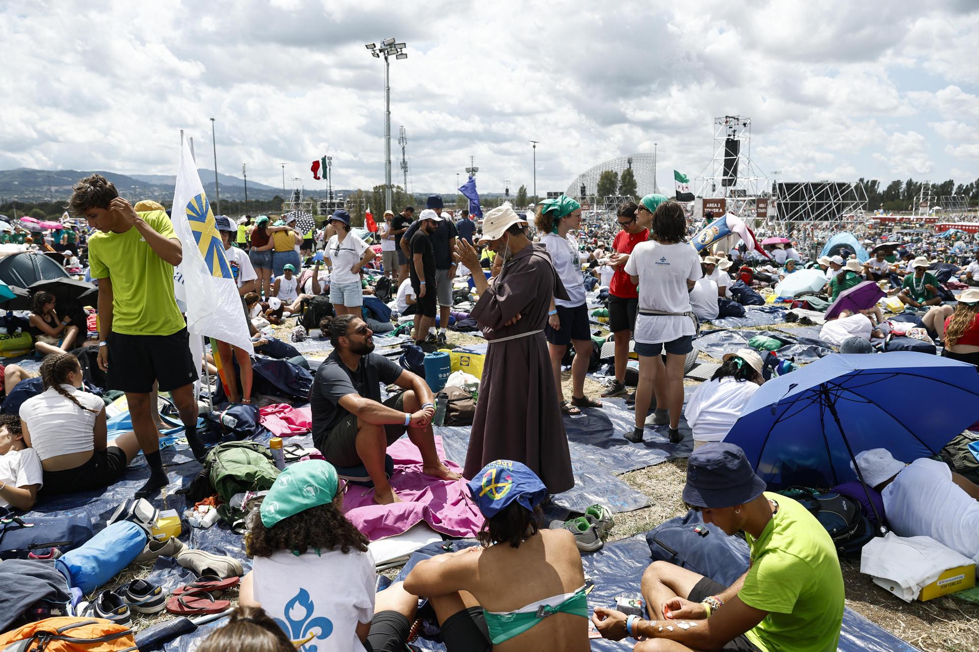 Los fieles se reúnen para una vigilia de oración presidida por el Papa León XIV por el Jubileo de la Juventud, en Tor Vergata, Roma, Italia, 02 de agosto de 2025. (Papa, Italia, Roma) EFE/EPA/ANGELO CARCONI