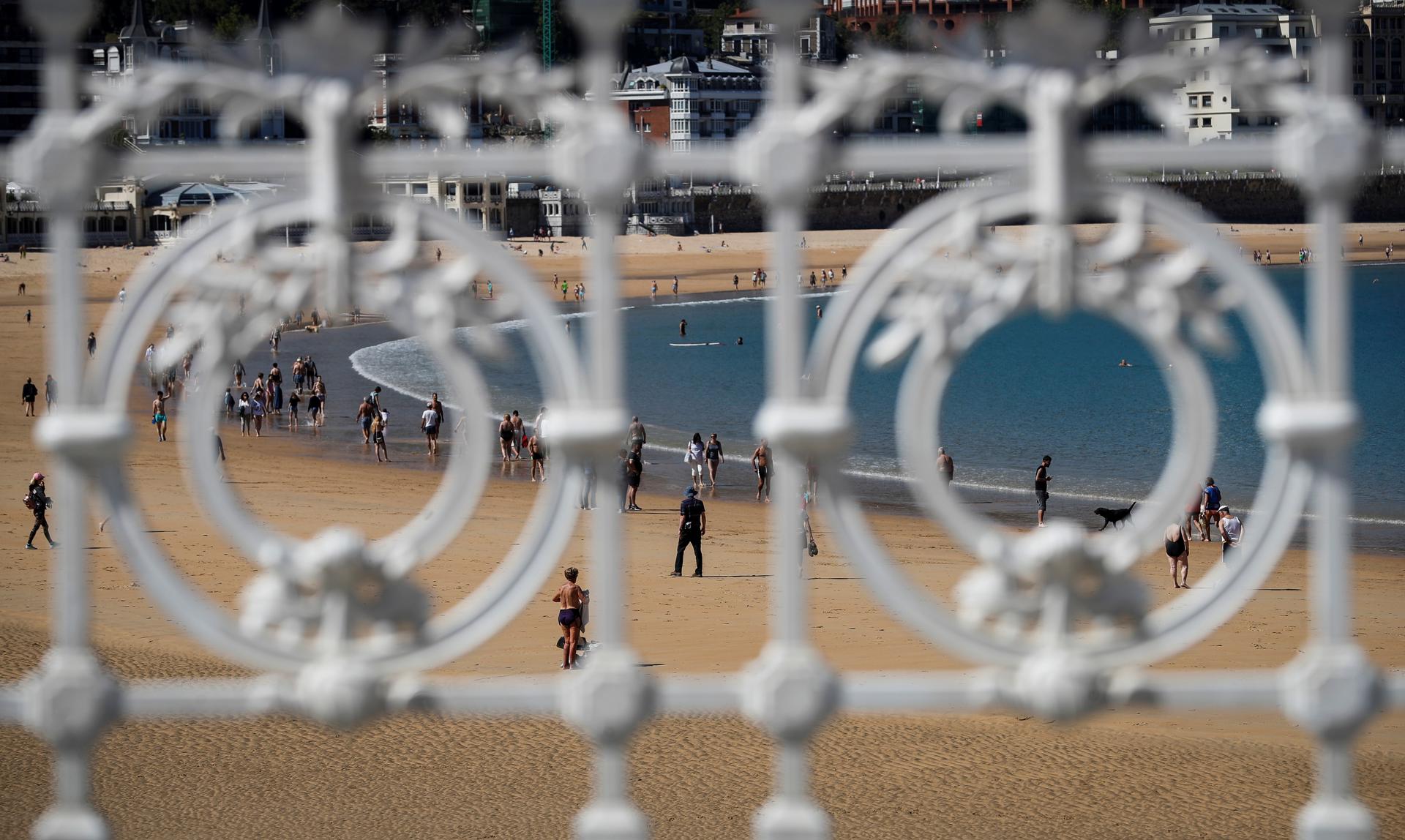 Imagen de archivo de la playa de La Concha de San Sebastián. EFE/Javier Etxezarreta