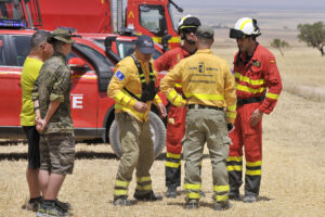 Agentes medioambientales y efectivos de la Unidad Militar de Emergencias (UME) en un incendio forestal. EFE/ Manu