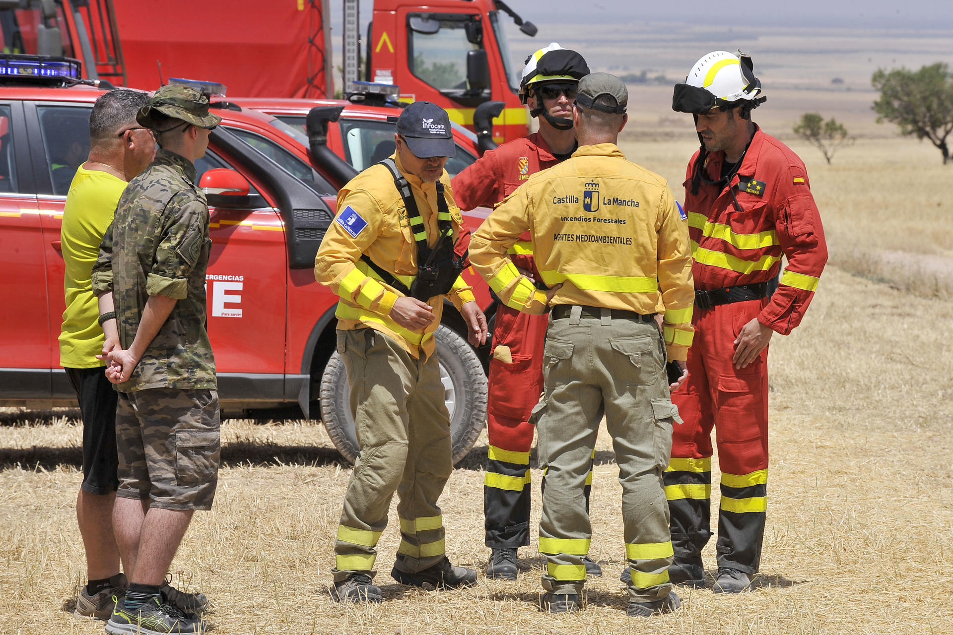 Agentes medioambientales y efectivos de la Unidad Militar de Emergencias (UME) en un incendio forestal. EFE/ Manu
