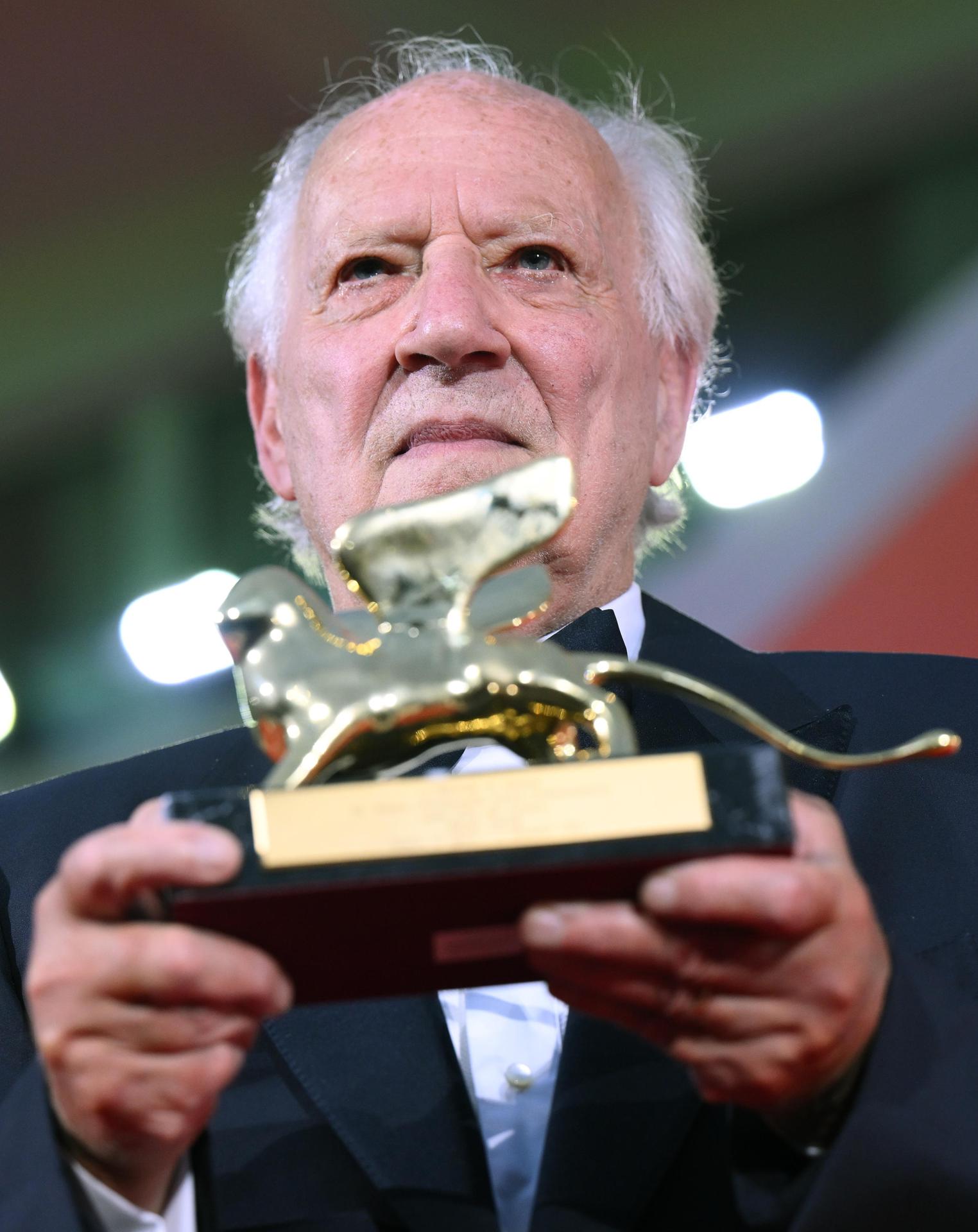 El cineasta alemán Werner Herzog posa después de recibir el León de Oro por la trayectoria durante la ceremonia de apertura y la proyección de 'La Grazia' del 82º Festival Internacional de Cine de Venecia, en Venecia, Italia, 27 de agosto de 2025. El festival de cine se lleva a cabo del 27 de agosto al 06 de septiembre de 2025. (Cine, Cine, Italia, Venecia) EFE/EPA/ETTORE FERRARI