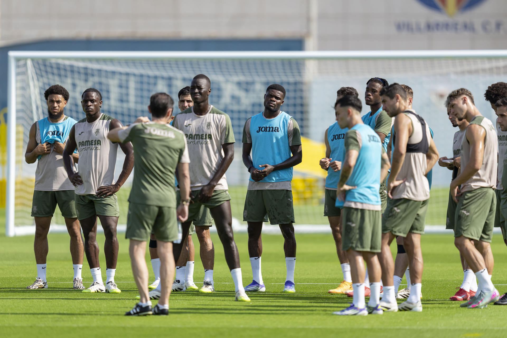 El centrocampista Thomas Partey (c), último fichaje del club, y los extremos Yeremy Pino e Ilias Akomach, han sido las principales novedades en la sesión de trabajo del Villarreal de fútbol de este viernes. Sin duda, el principal protagonista es el futbolista ghanés, Thomas Partey, que ha realizado su primer entrenamiento con el equipo, tras ser anunciado el miércoles como nuevo jugador del Villarreal CF, en una sesión de trabajo a puerta cerrada, en la que el futbolista ha tomado contacto con sus nuevos compañeros y su nuevo técnico.-EFE/Pau Bellido/Villarreal Club de Fútbol ***SOLO USO EDITORIAL/SOLO DISPONIBLE PARA ILUSTRAR LA NOTICIA QUE ACOMPAÑA (CRÉDITO OBLIGATORIO)***
