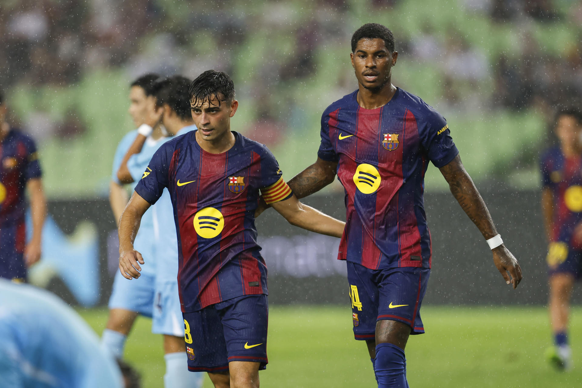 Marcus Rashford (d) celebra un gol con su compañero Pedri durante el partido amistoso que el equipo azulgrana ha disputado frente al Daegu coreano, el tercer partido de la pretemporada este lunes en Seúl. EFE/ Jeon Heon-kyun
