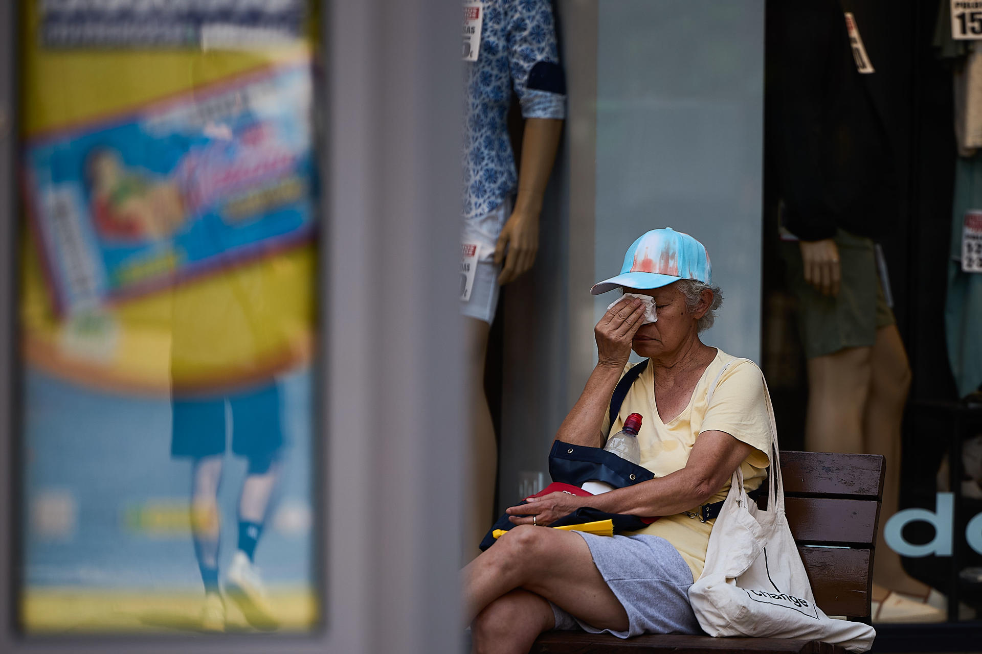 Una mujer lee en el Círculo de Bellas Artes, refugio climático para protegerse frente a las altas temperaturas del verano en Madrid, este miércoles. EFE/Chema Moya
