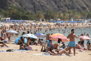 Imagen de archivo (08/08/2025) de una playa de Canarias. EFE/Alberto Valdés