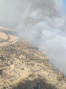 Entre 40 y 50 viviendas de campo del paraje conocido como "Las Albarranas", en el pantano de Valdesalor, han sido desalojadas como medida preventiva por la Guardia Civil ante el incendio que se ha declarado este viernes en el término municipal de Aldea del Cano, próximo a la capital cacereña. EFE/ Consejería De Gestión Forestal Y Medio Rural/SÓLO USO EDITORIAL/SÓLO DISPONIBLE PARA ILUSTRAR LA NOTICIA QUE ACOMPAÑA (CRÉDITO OBLIGATORIO)