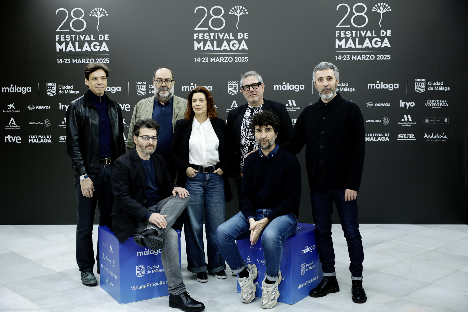 Imagen del director Alberto Morais (sentado i), con el elenco de la película 'La terra negra (La tierra negra)', presentada a la sección oficial, del Festival del Cine Español de Málaga, .EFE/Jorge Zapata.