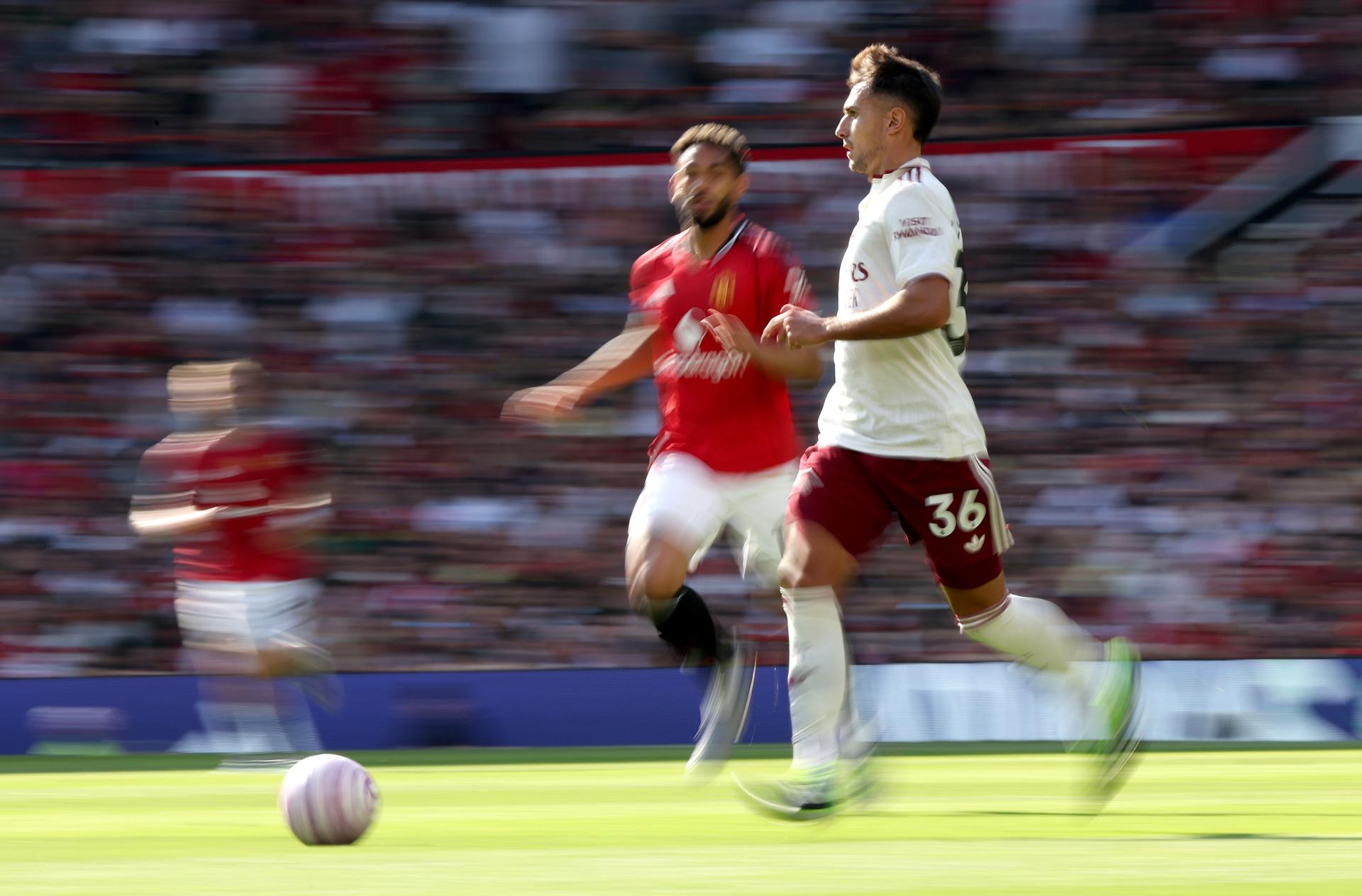 Zubimendi conduce el balón. EFE/EPA/ADAM VAUGHAN.