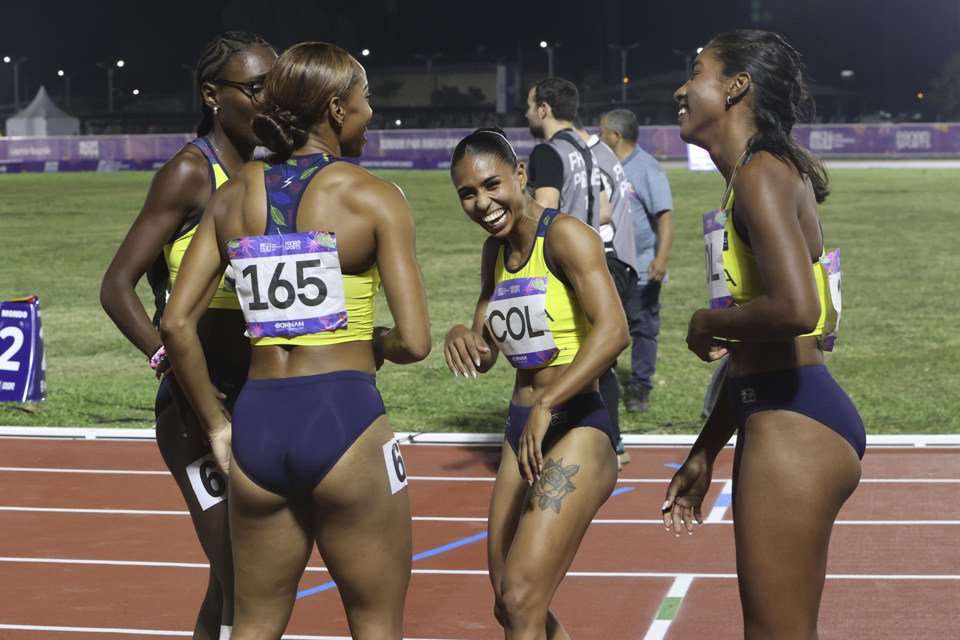 Atletas de Colombia celebran al ganar medalla de bronce en la categoría 4 x 100 metros relevo femenino, en los II Juegos Panamericanos Junior ASU2025. EFE/Rodrigo Sepulveda