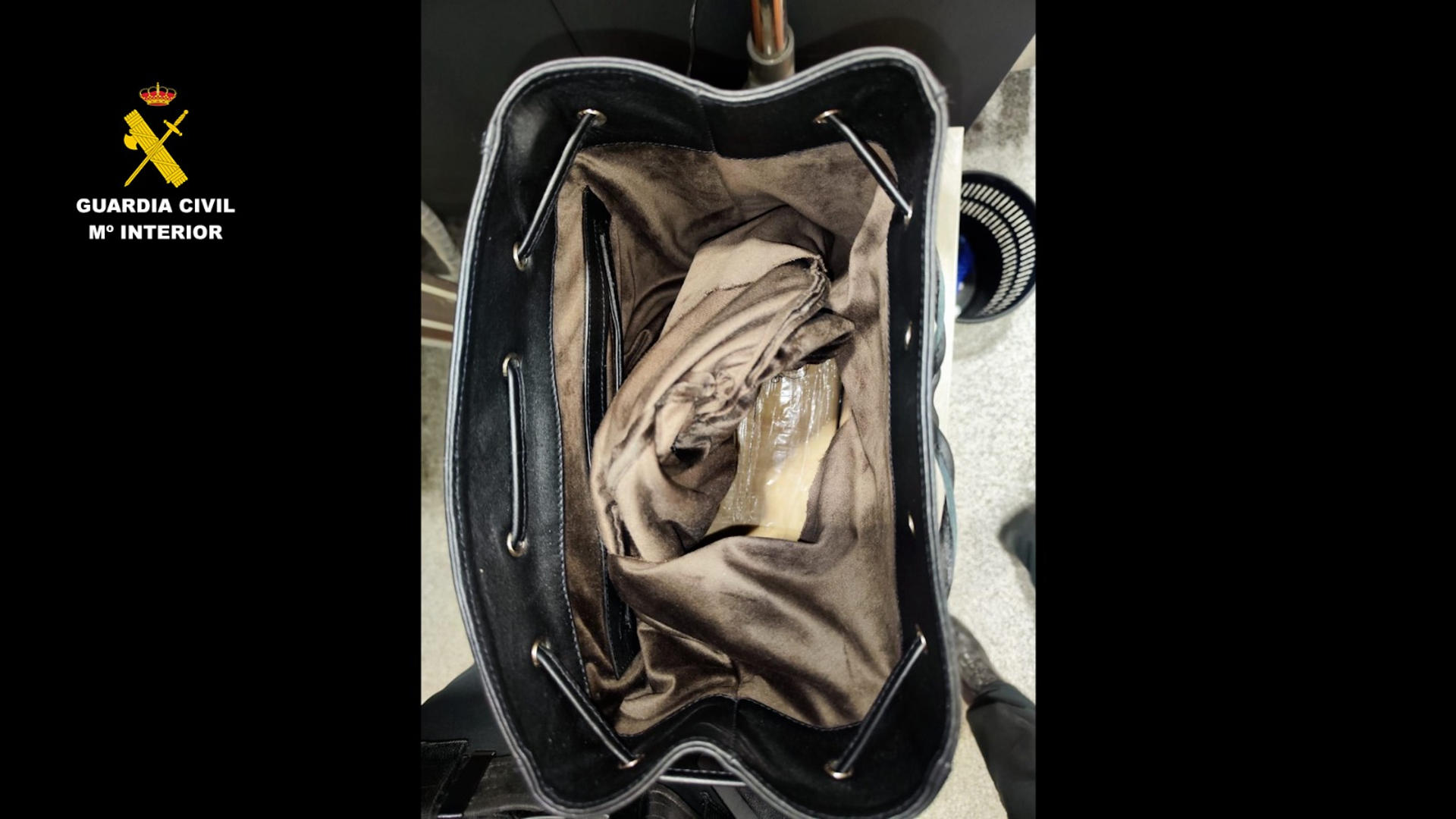La Guardia Civil de Sevilla ha detenido en el aeropuerto de San Pablo a una persona como supuesta autora de un delito de tráfico de drogas tras la incautación de 2,5 kilos de cocaína que llevaba en su maleta. EFE/Guardia Civil //SOLO USO EDITORIAL/SOLO DISPONIBLE PARA ILUSTRAR LA NOTICIA QUE ACOMPAÑA (CRÉDITO OBLIGATORIO)
