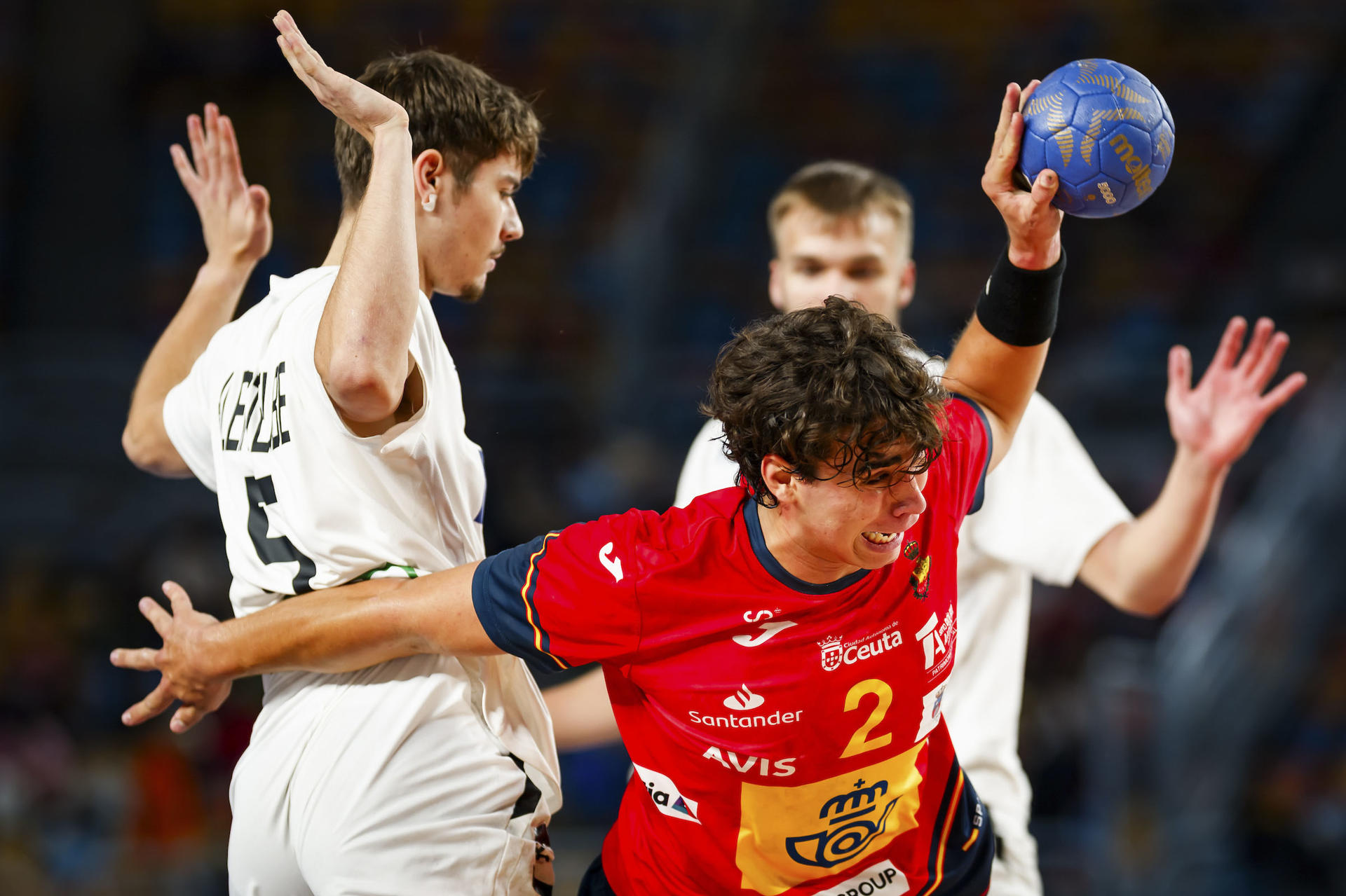 Final del Campeonato del Mundo de balonmano sub-19 Egipto 2025 entre España y Alemania en El Cairo, Egipto, este domingo. La selección española juvenil masculina de balonmano, defensora del título, no pudo revalidar el Mundial de la categoría en Egipto tras caer este domingo en los penaltis ante Alemania (41-40 incluidos los penaltis), en un encuentro que necesitó, previamente, de dos prórrogas. EFE/ Sasa Pahic Szabo / Kolektiff
