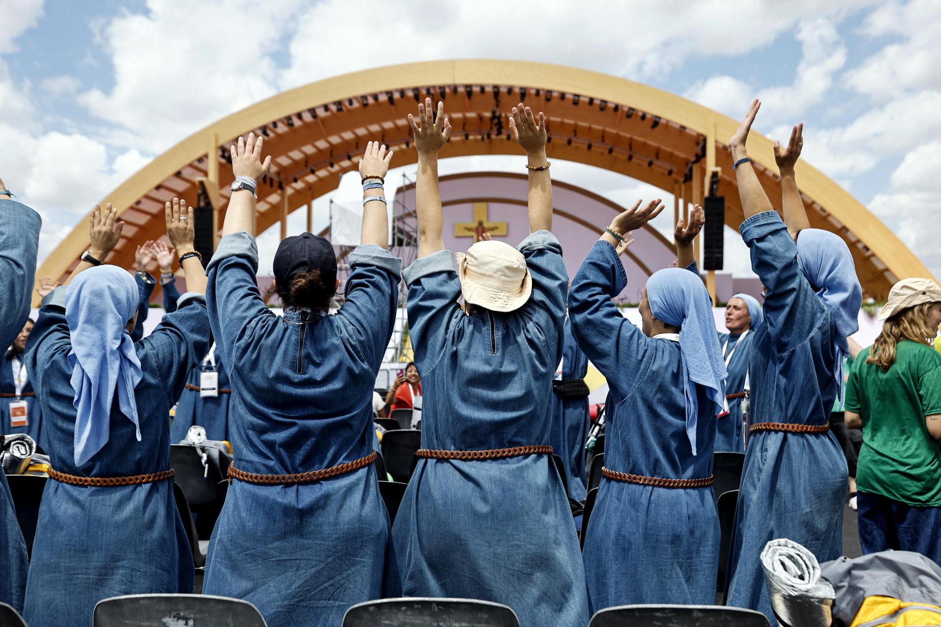 Los fieles se reúnen para una vigilia de oración presidida por el Papa León XIV por el Jubileo de la Juventud, en Tor Vergata, Roma, Italia, 02 de agosto de 2025. (Papa, Italia, Roma) EFE/EPA/ANGELO CARCONI
//////////
Rome (Italy), 02/08/2025.- Faithful gather for a prayer vigil presided over by Pope Leo XIV for the Jubilee of Youth, at Tor Vergata in Rome, Italy, 02 August 2025. (Papa, Italia, Roma) EFE/EPA/ANGELO CARCONI