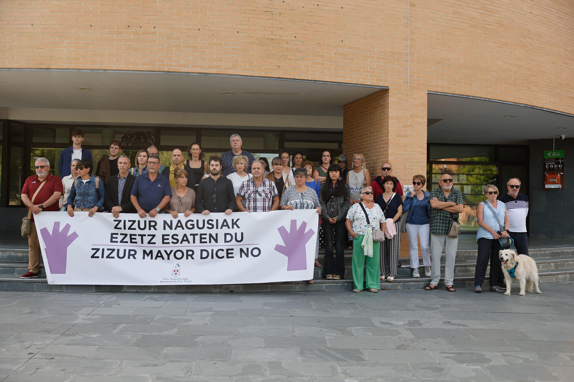 Concentración de repulsa por el fallecimiento de una vecina de 78 años, tras la declaración oficial del caso como un episodio de violencia de género, este viernes en el Ayuntamiento de Zizur Mayor. EFE/Villar López