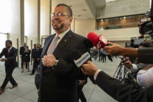 El presidente de Costa Rica, Rodrigo Chaves, habla con medios de comunicación a su llegada este viernes para comparecer ante una comisión de la Asamblea Legislativa y exponer sus argumentos acerca de una acusación penal por manejo irregular de fondos, en San José (Costa Rica). EFE/ Alexander Otarola