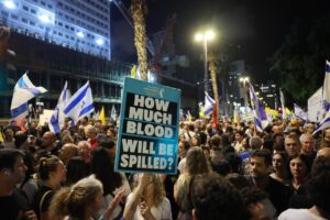 Manifestantes que apoyan a las familias de los rehenes israelíes retenidos por Hamas en la Franja de Gaza, durante una huelga de protesta a nivel nacional en Tel Aviv, este domingo 17 de agosto de 2025. La pancarta del centro reza "¿Cuánta sangre más se va a derramar?". EFE/EPA/ABIR SULTAN