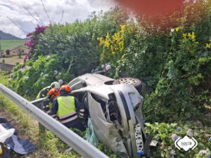 Una mujer de 56 años ha fallecido este viernes al salirse de la vía el turismo que conducía en la carretera N-634, a la altura de la localidad de Villapedre, en Navia. EFE/ Servicio Emergencias del Principado de Asturias/SOLO USO EDITORIAL/SOLO DISPONIBLE PARA ILUSTRAR LA NOTICIA QUE ACOMPAÑA (CRÉDITO OBLIGATORIO)