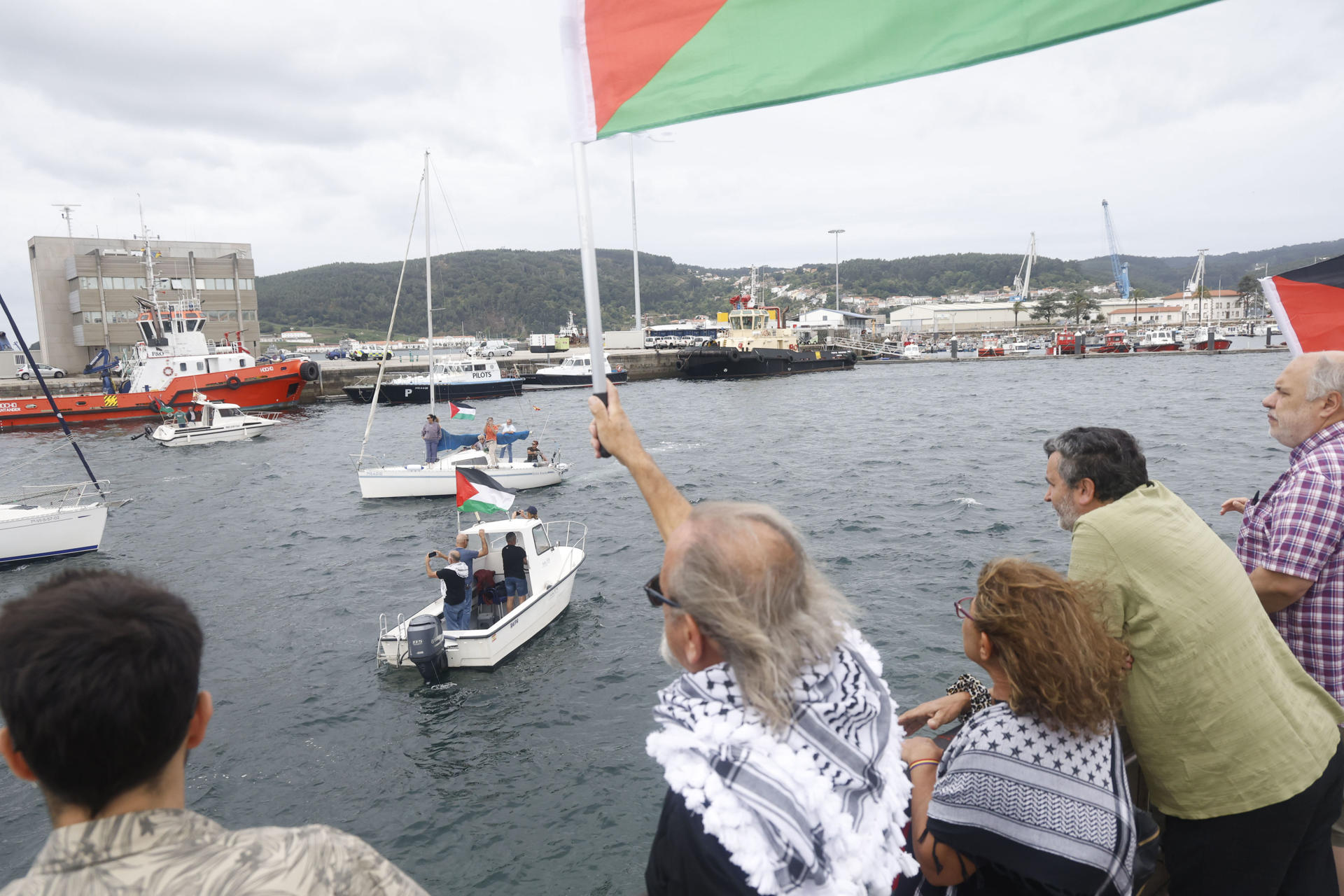 Más de una docena de localidades de gallegas acogen movilizaciones de apoyo a la Flotilla Sumud Global, que zarpará hacia Gaza el domingo, con el objetivo de mostrar la fuerza del movimiento propalestino; así, por ejemplo, en Ferrol habrá un encuentro de barcos. En la imagen, concentración de apoyo en Ferrol. EFE/Kiko Delgado
