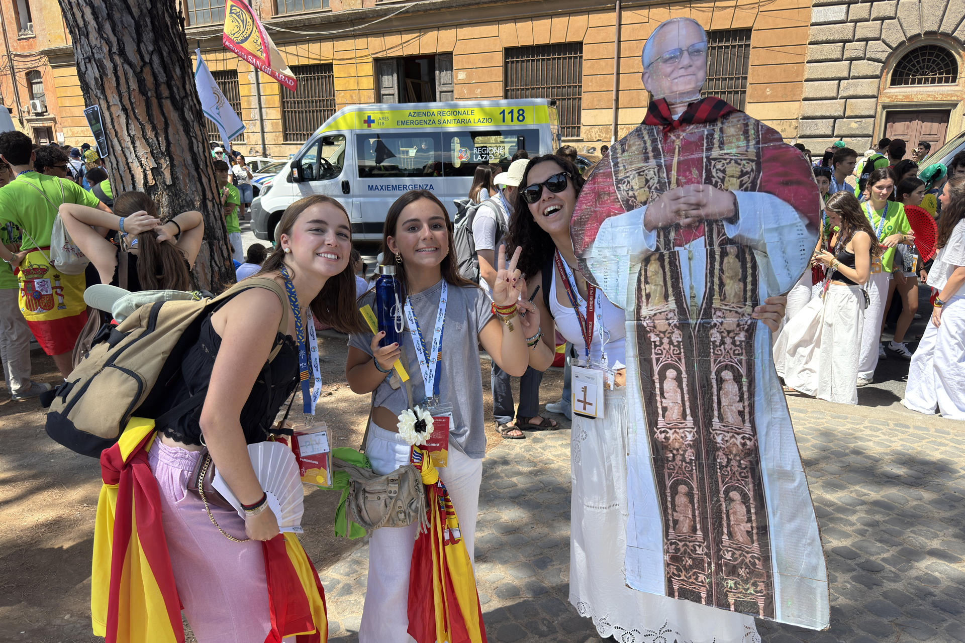 La Plaza de San Pedro se convirtió este viernes en una auténtica fiesta española con motivo del Jubileo de la Juventud, al reunir a más de 25.000 jóvenes en una jornada marcada por la música, la oración y los testimonios personales de fe. Los peregrinos españoles, el segundo grupo más numeroso tras los italianos, tiñeron la plaza de verde con camisetas repartidas por la Conferencia Episcopal Española (CEE), que organizó el encuentro con una orquesta, un coro y un grupo de bailarines contemporáneos. EFE/ Daniel Cáceres