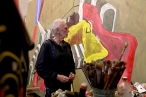 El pintor peruano Ramiro Llona, observa una de sus obras durante una entrevista con EFE el 4 de agosto de 2025, en su estudio en Lima (Perú). EFE/Paolo Aguilar