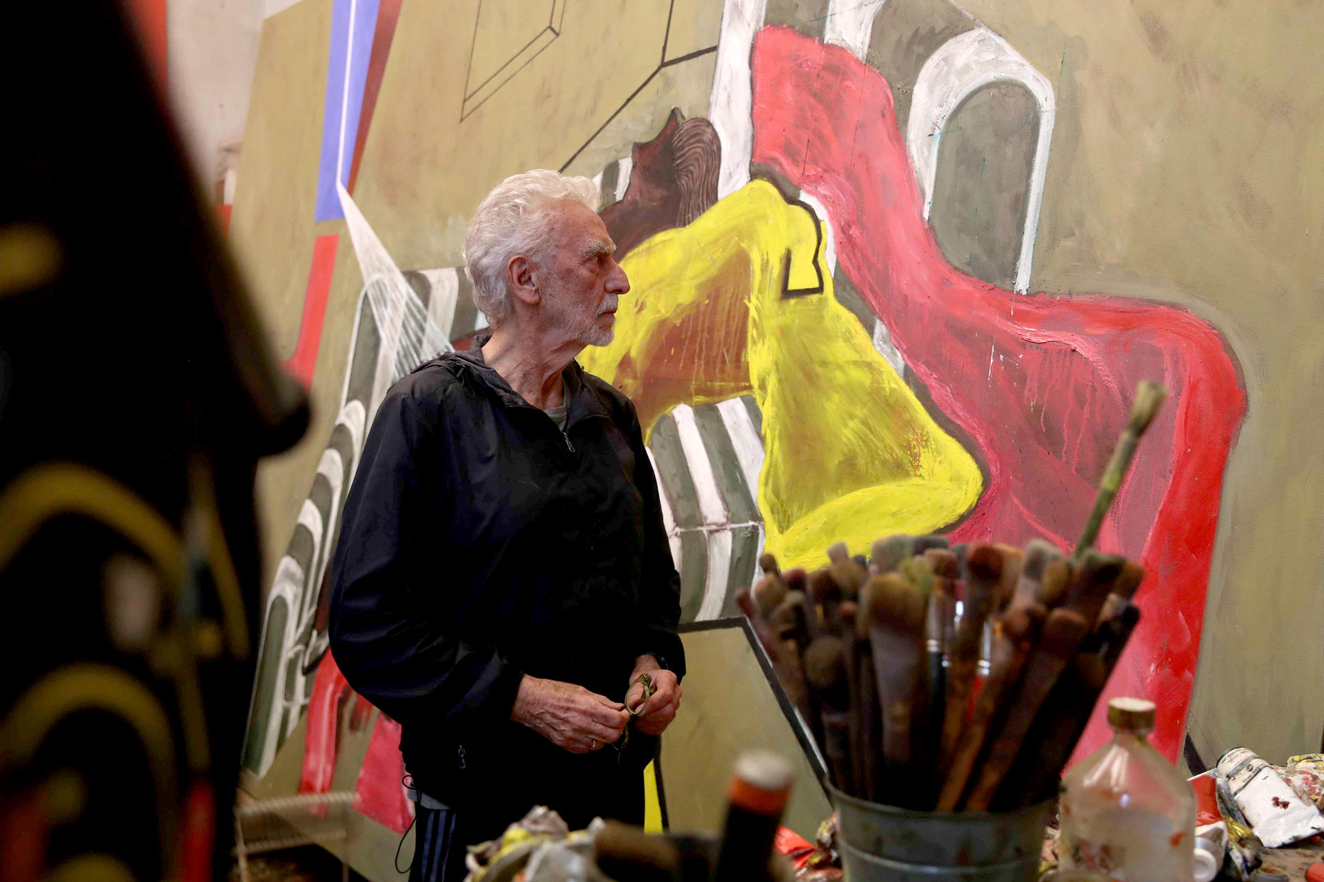 El pintor peruano Ramiro Llona, observa una de sus obras durante una entrevista con EFE el 4 de agosto de 2025, en su estudio en Lima (Perú). EFE/Paolo Aguilar