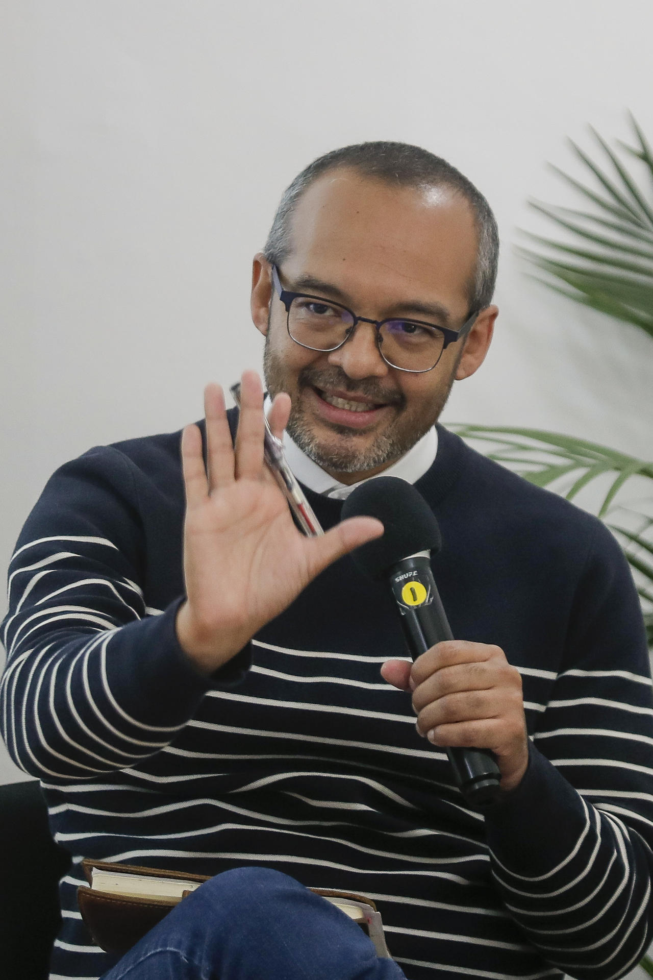 El historiador Camilo Vicente Ovalle habla durante una rueda de prensa este miércoles, en la Ciudad de México (México). EFE/ Isaac Esquivel
