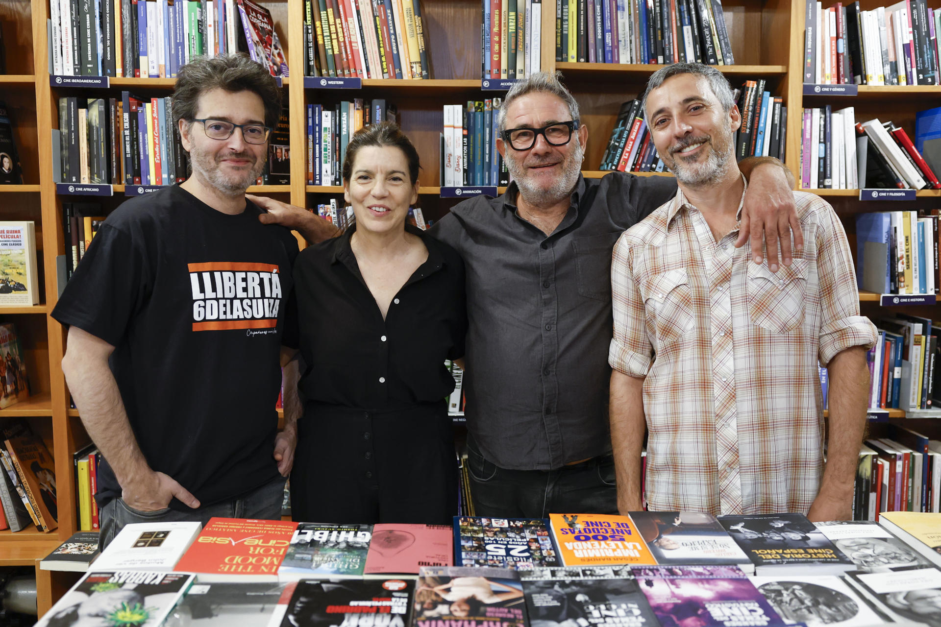 Sergi López (2d) y Laia Marull (2i) dan "el máximo con lo mínimo" en 'La tierra negra', un drama rural, místico y humanista, dirigido por Alberto Morais (d) que llega este viernes a los cines dirigido por Alberto Morais ('La madre') con un toque de sobriedad y experimentación que a los intérpretes les ha sabido "a gloria", confiesa a EFE la protagonista. Junto a ellos, Andrés Gertrúdix (i) interpreta a un hermano que trata de tomar las riendas de su trabajo y su destino. EFE/ Mariscal
