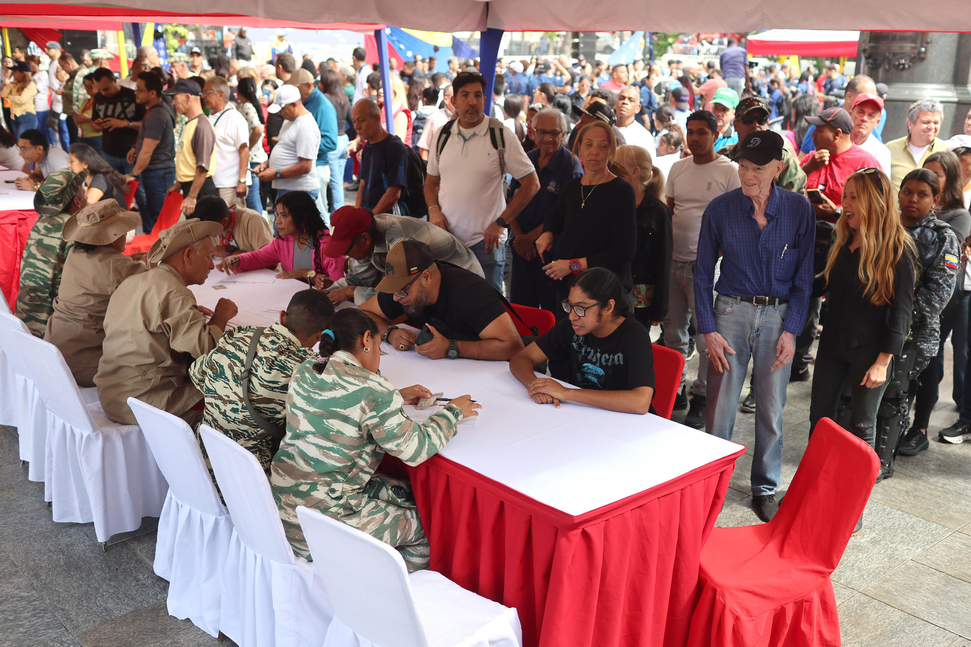 Personas se registran en una jornada de alistamiento este viernes, en Caracas (Venezuela). EFE/ Miguel Gutiérrez