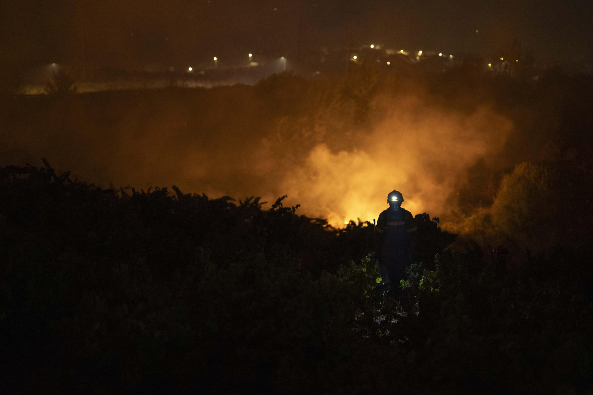 Un bombero durante el incendio forestal en A Rúa (Ourense). EFE/ Brais Lorenzo
