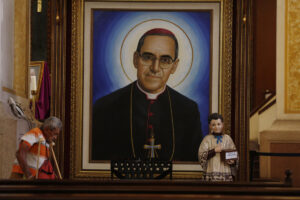 Foto de archivo de un hombre camina frente a una imagen de San Óscar Arnulfo Romero, en la catedral de San Salvador (El Salvador). EFE/ Rodrigo Sura