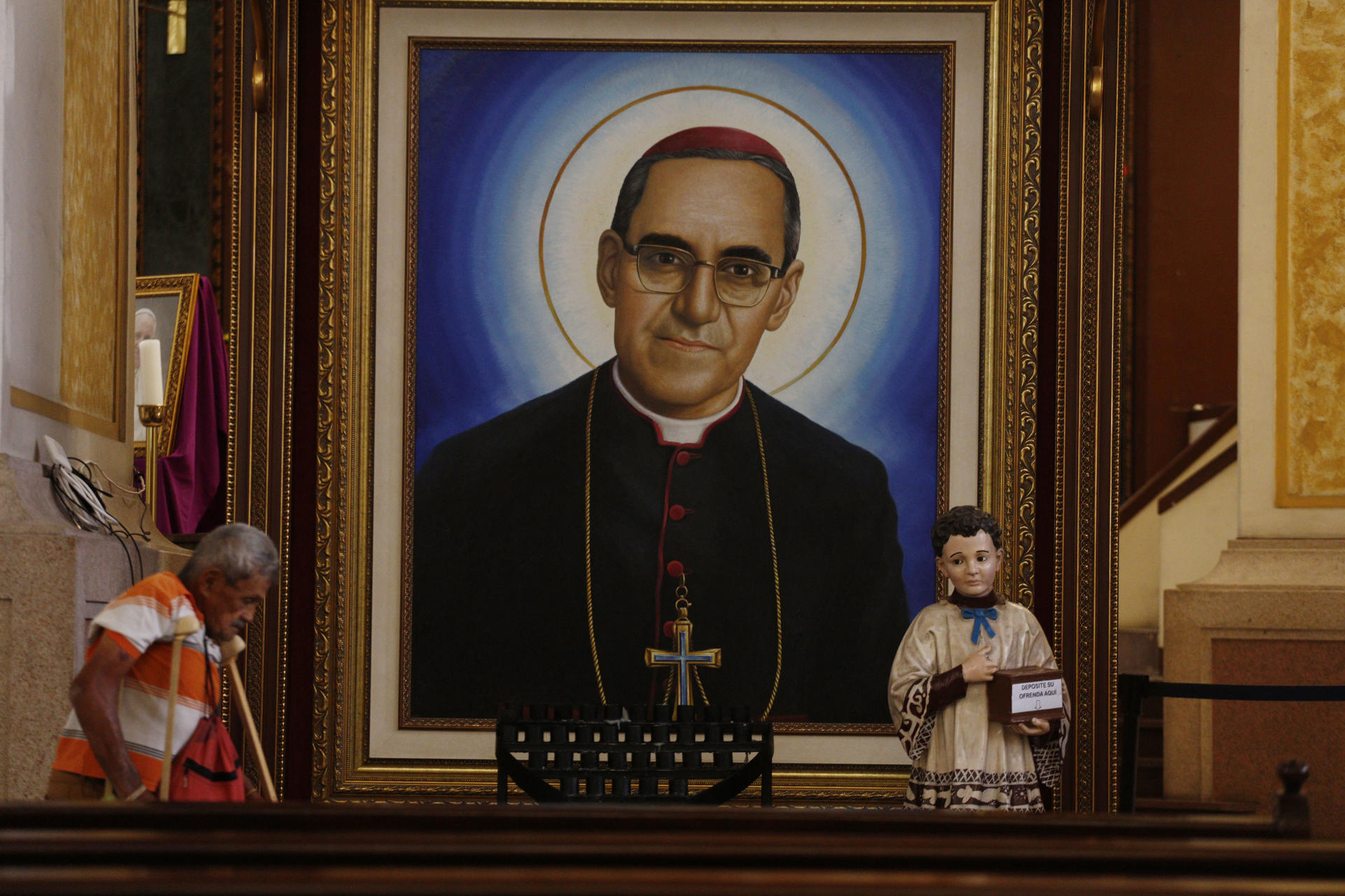 Foto de archivo de un hombre camina frente a una imagen de San Óscar Arnulfo Romero, en la catedral de San Salvador (El Salvador). EFE/ Rodrigo Sura