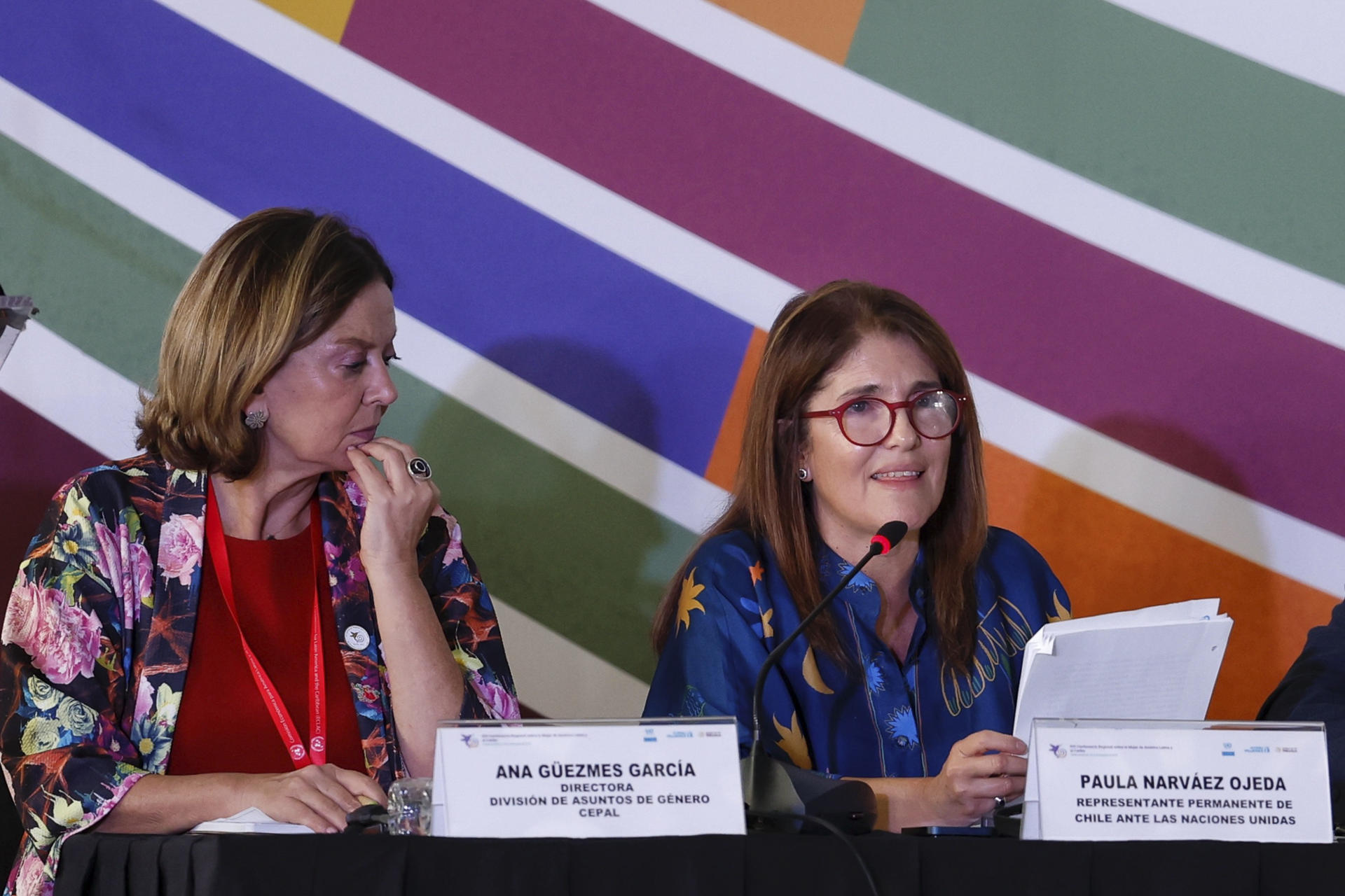 La representante permanente de Chile ante Naciones Unidas, Paula Narváez Ojeda (d), habla junto a la directora de división de asuntos de género de la Cepal, Ana Güezmes (i), durante la XVI Conferencia Regional sobre la Mujer de América Latina y el Caribe, este miércoles en Ciudad de México (México). EFE/ Sáshenka Gutiérrez

