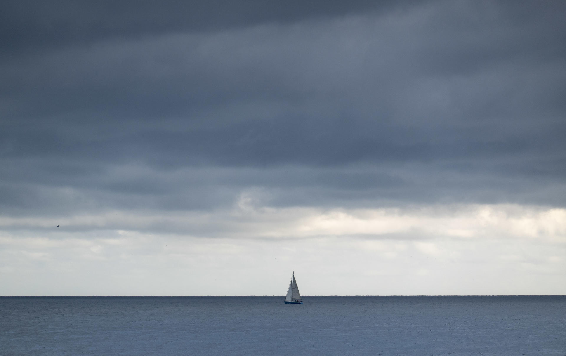 Un velero navega este miércoles junto a San Sebastián. Los cielos del País Vasco se presentan hoy nubosos, caerán chubascos débiles, que en la vertiente cantábrica podrían ser fuertes y tormentosos, las temperaturas mínimas se mantendrán estables o bajarán ligeramente y el viento soplará flojo a moderado del oeste, y se fijará durante la mañana a noroeste. EFE/Javier Etxezarreta
