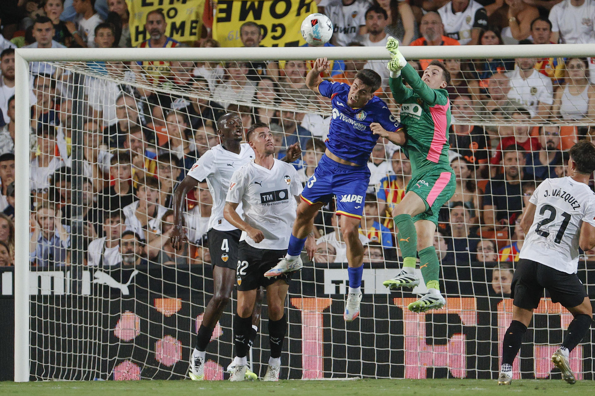 El portero del Valencia Julen Agirrezabala (2d) despeja un ataque durante el partido de la tercera jornada de LaLiga que Valencia CF y Getafe CF disputan este viernes en el estadio de Mestalla. EFE/Manuel Bruque