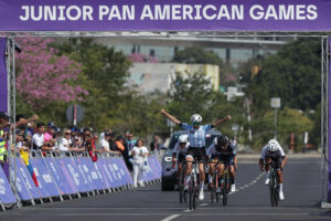 Julieta Benedetti, de Argentina, celebra el triunfo en el ciclismo ruta femenino en los Panamericanos Junior ASU2025, en la avenida Costanera en Asunción (Paraguay). EFE/Juan Pablo Pino