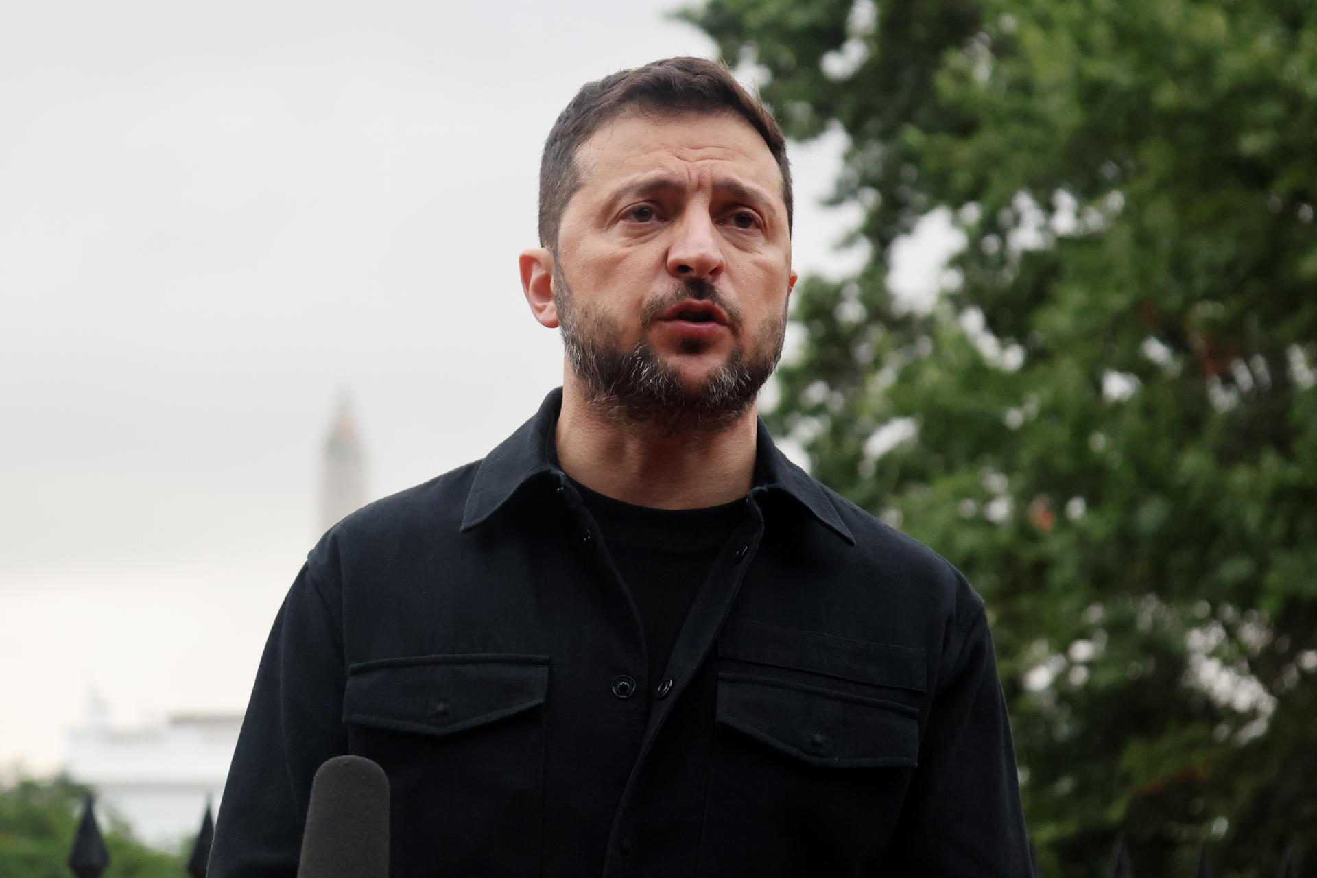 El presidente de Ucrania, Volodímir Zelenski, da declaraciones este lunes, en la plaza de Lafayette, frente a la Casa Blanca, en Washington (EE.UU). EFE/ Octavio Guzmán