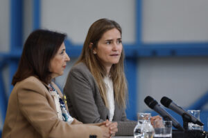 Imagen de la ministra de Defensa, Margarita Robles (i), y la vicepresidenta tercera y ministra para la Transición Ecológica y Reto Demográfico, Sara Aagesen (d). EFE/Rodrigo Jiménez