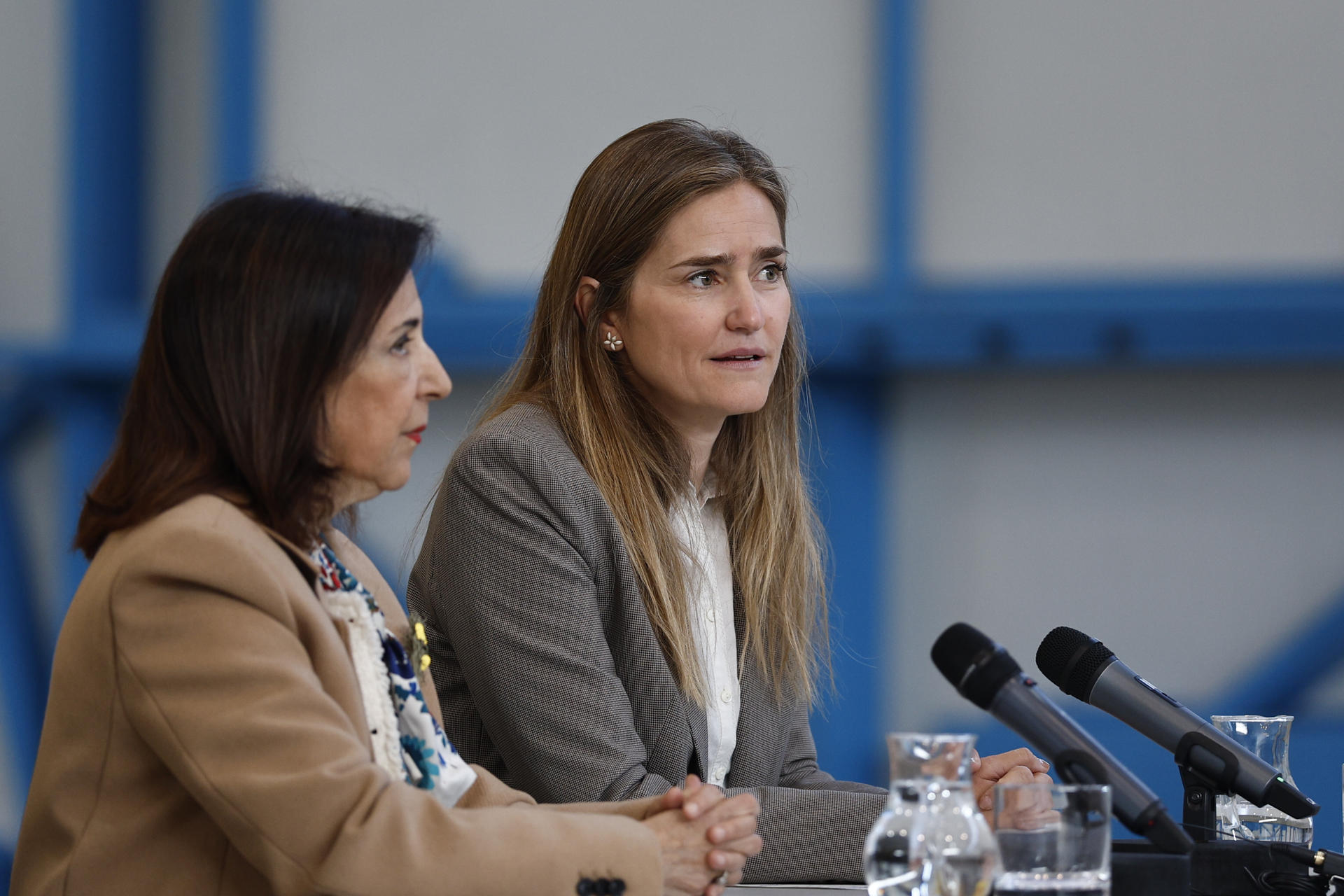 Imagen de la ministra de Defensa, Margarita Robles (i), y la vicepresidenta tercera y ministra para la Transición Ecológica y Reto Demográfico, Sara Aagesen (d). EFE/Rodrigo Jiménez