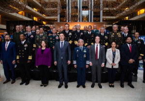 Fotografía cedida por el Estado Mayor Conjunto de las Fuerzas Armadas de Argentina que muestra al Almirante y jefe del Comando Sur de Estados Unidos, Alvin Holsey (2-i), al ministro de Defensa de Argentina, Luis Petri (4-i), y al Brigadier General y jefe del Estado Mayor Conjunto de las Fuerzas Armadas de Argentina, Xavier Julián Isaac (4-d) posando durante la apertura de la Conferencia Sudamericana de Defensa 'SOUTHDEC 2025' este miércoles, en Buenos Aires (Argentina). EFE/ Estado Mayor Conjunto de las Fuerzas Armadas de Argentina