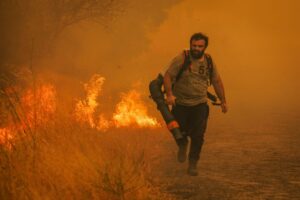Un vecino de la zona intenta combatir el incendio forestal en Meda, Guarda, Portugal, este sábado 16 de agosto. Los incendios forestales han quemado 139,000 hectáreas en Portugal, la mitad de las cuales en solo dos días, lo que representa 17 veces más que el área quemada en el mismo período el año pasado. EFE/EPA/PEDRO SARMENTO COSTA